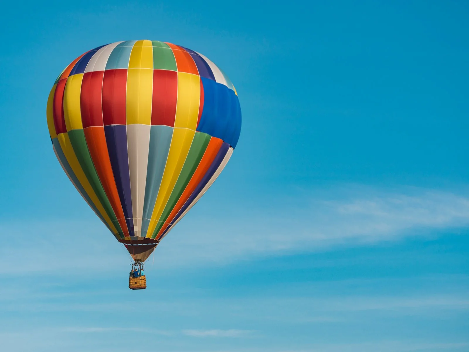 Montgolfière au-dessus de la Serra de Tramuntana au lever du soleil